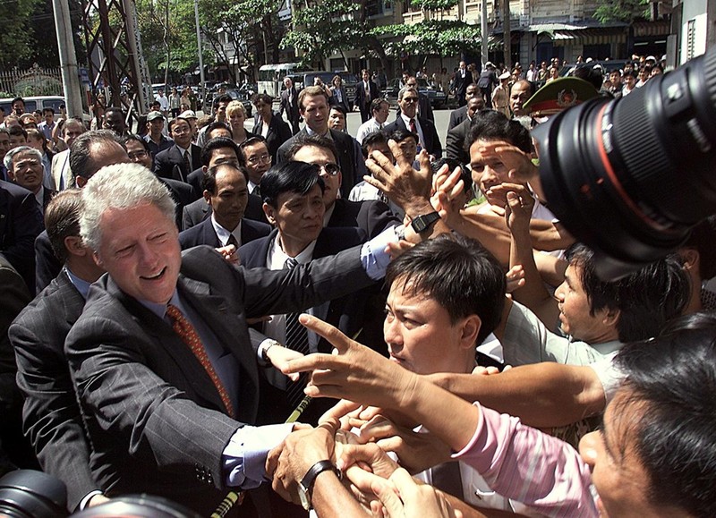 Tong thong Bill Clinton va chuyen tham lich su nam 2000-Hinh-11